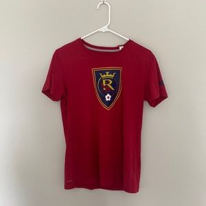 Red graphic tee. Size M